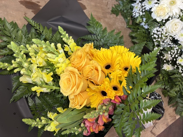 Fresh hand-tied bouquet of roses and gerberas made by Rodano Flowers